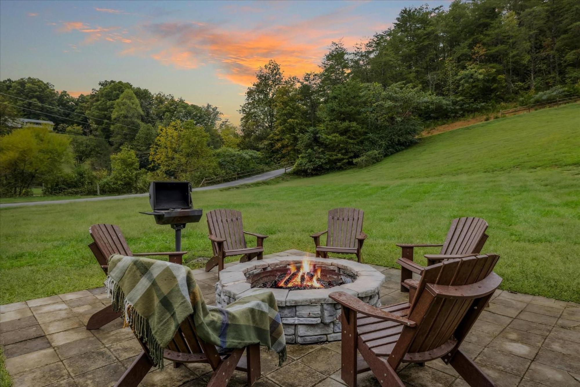 Hot Tub Fire Pit Game Room Theater Easy Access Sleeps 12 - Black Bear Lodge Pigeon Forge Εξωτερικό φωτογραφία